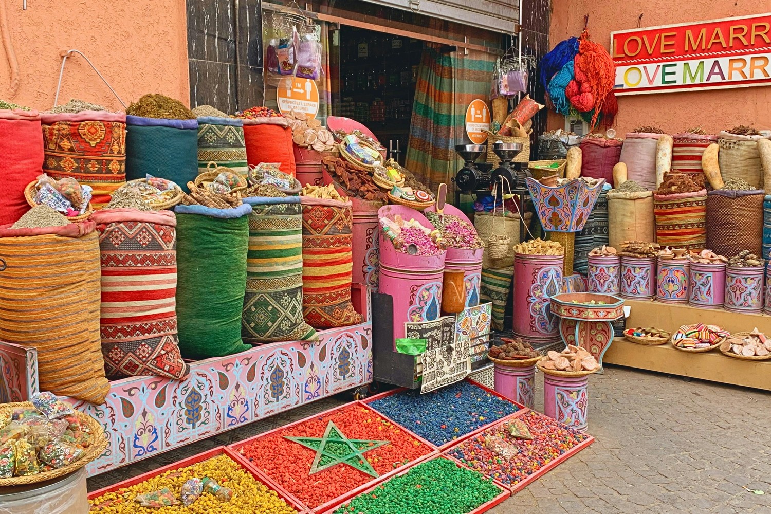 Un souk animé de Marrakech.