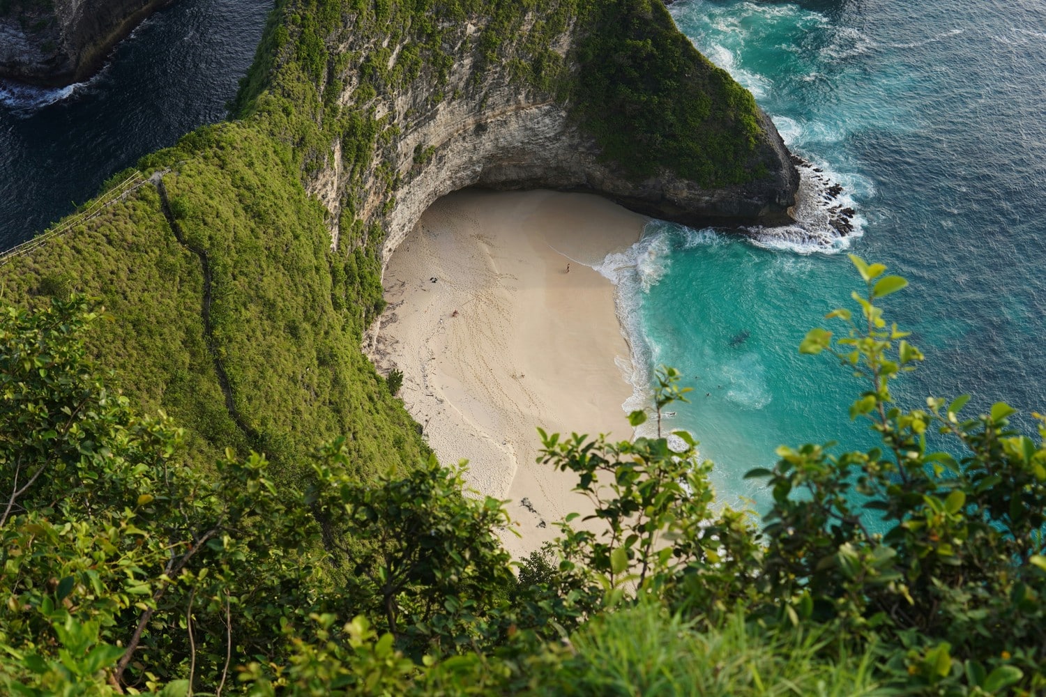 Vue spectaculaire de Kelingking Beach à Nusa Penida