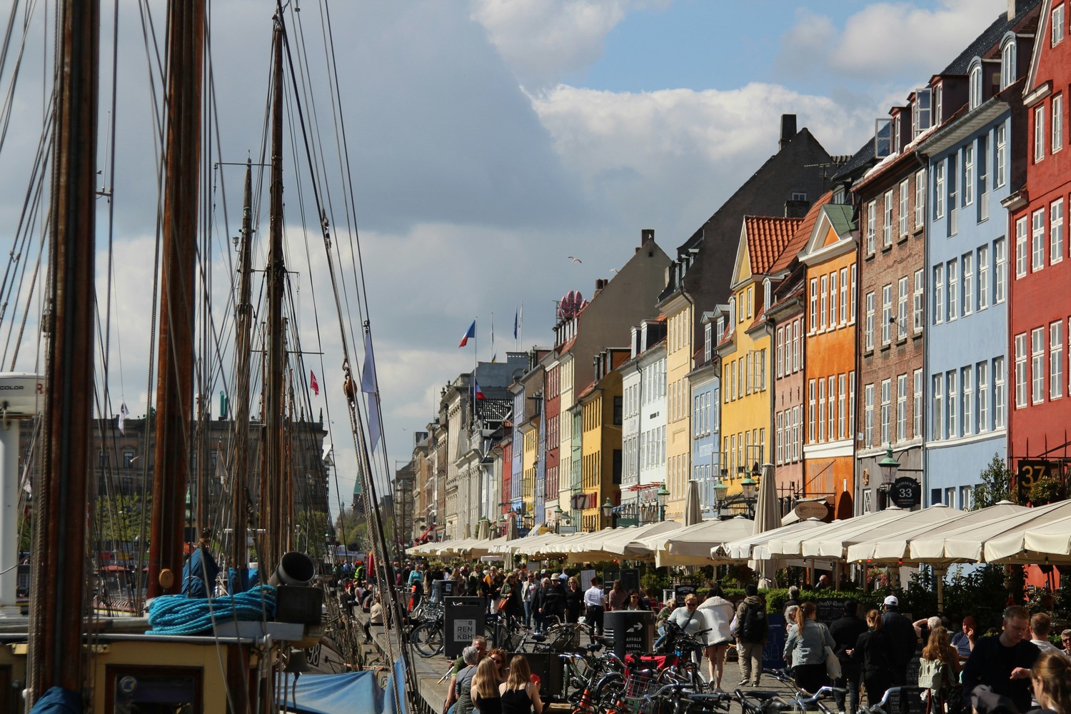 Vue colorée du port de Nyhavn à Copenhague