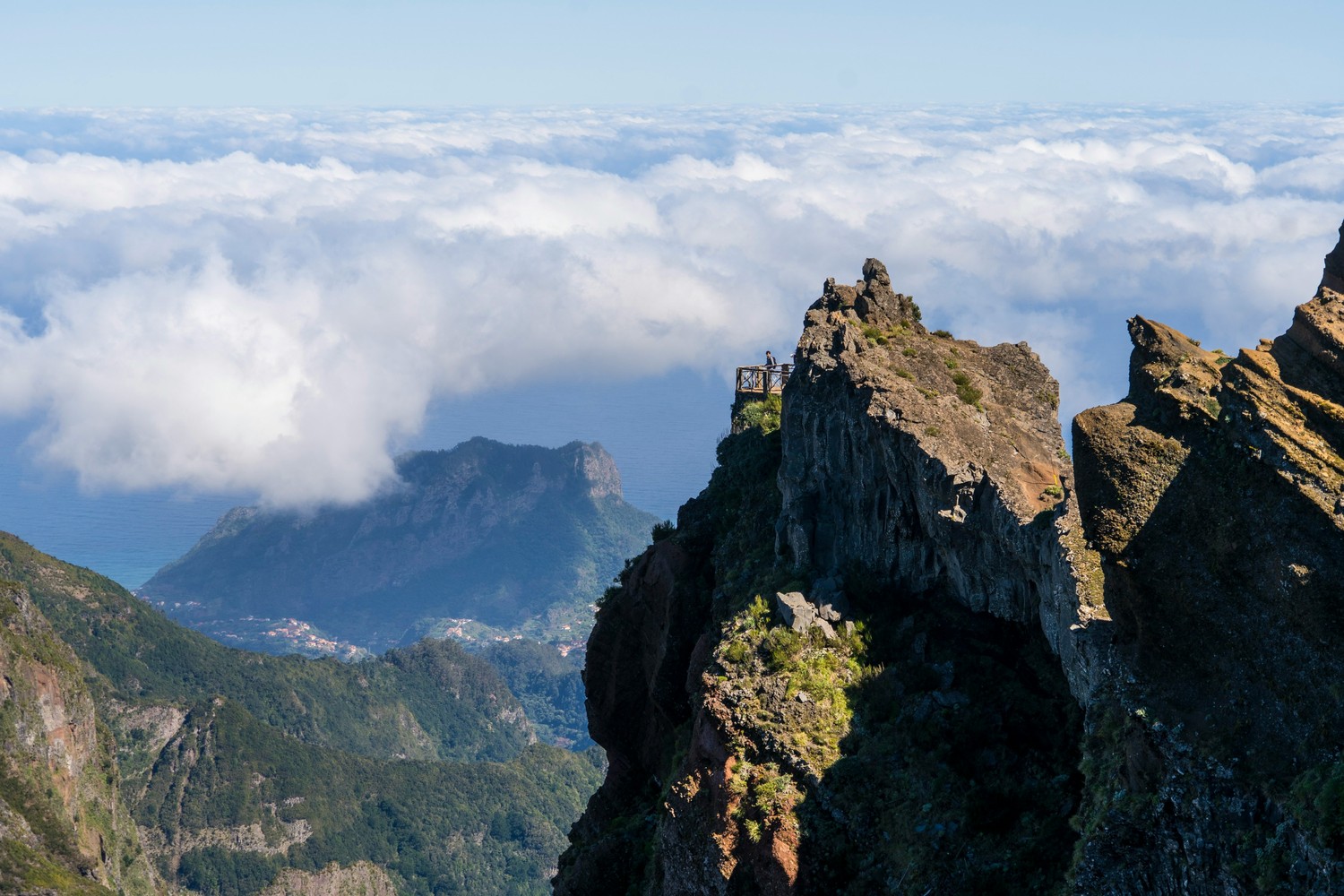 Personnes faisant de la randonnée en montagne à Madère