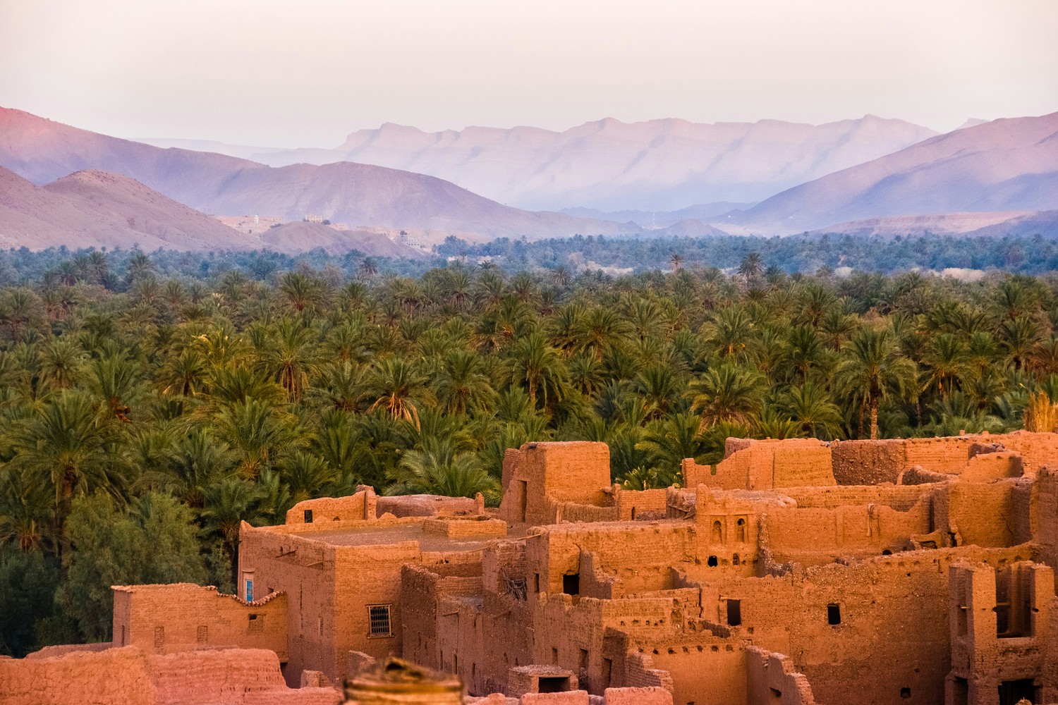 Paysage montagneux du Rif au Maroc avec villages traditionnels.