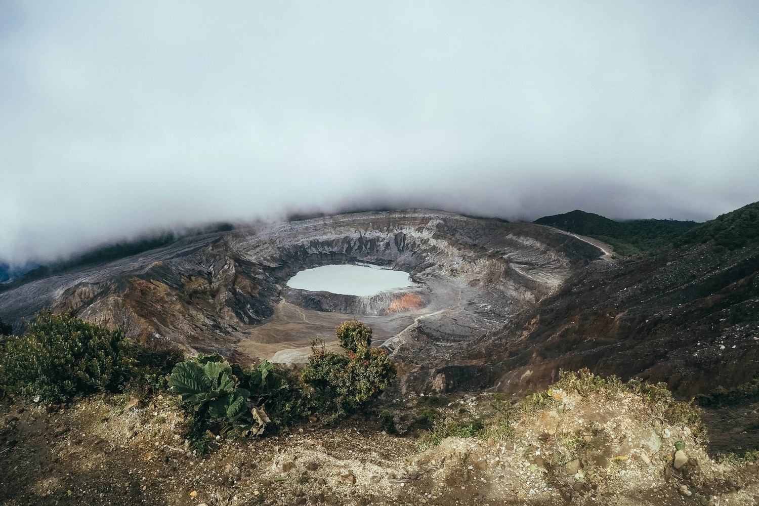 Vue du cratère du volcan Poás