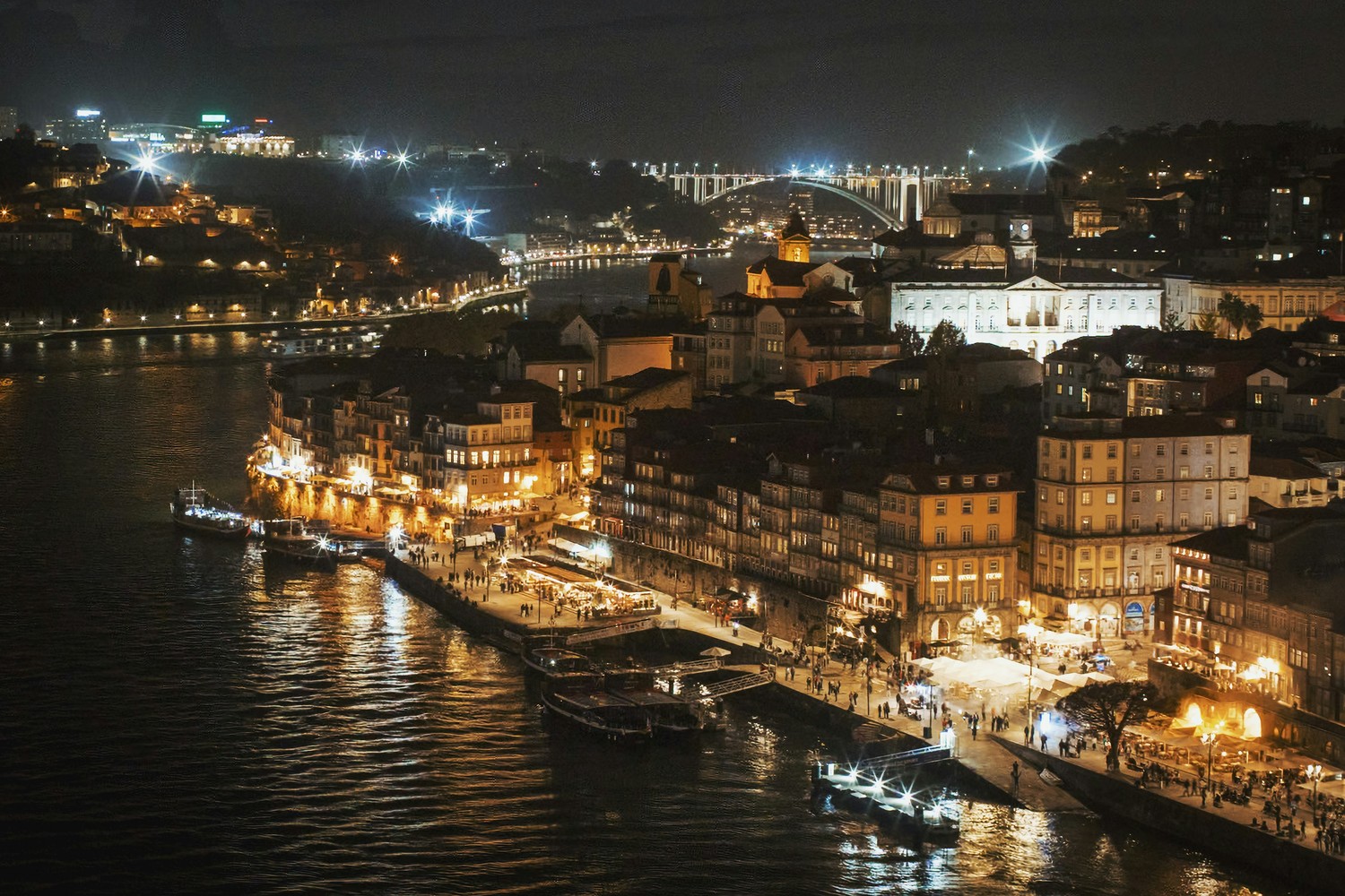 Ambiance nocturne sur les quais de la Ribeira