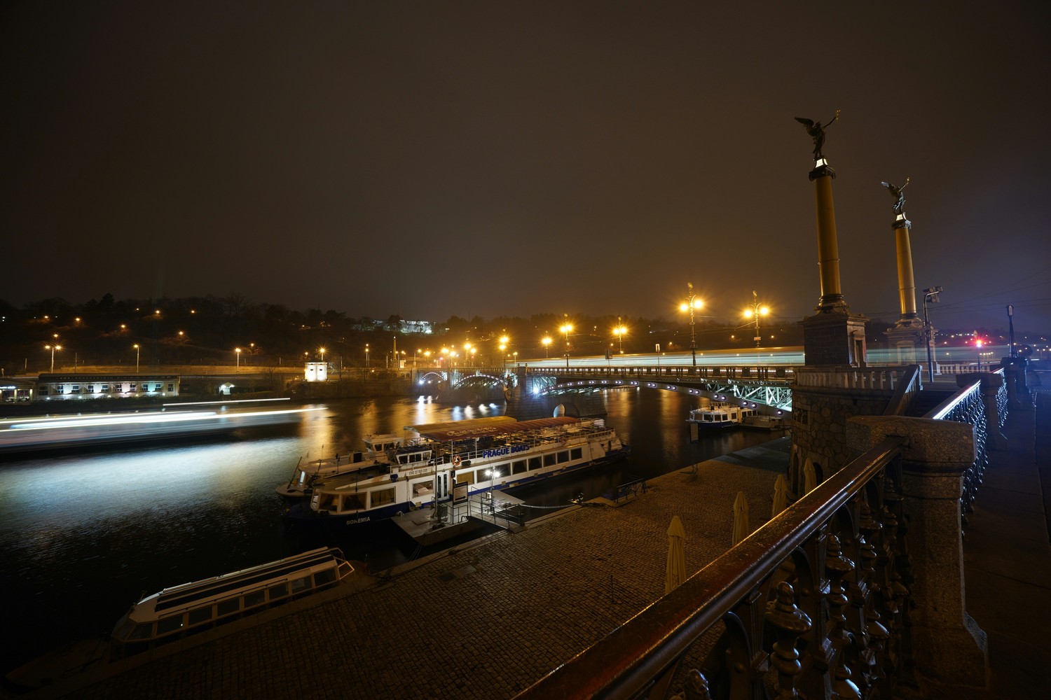 La rivière Vltava à Prague de nuit