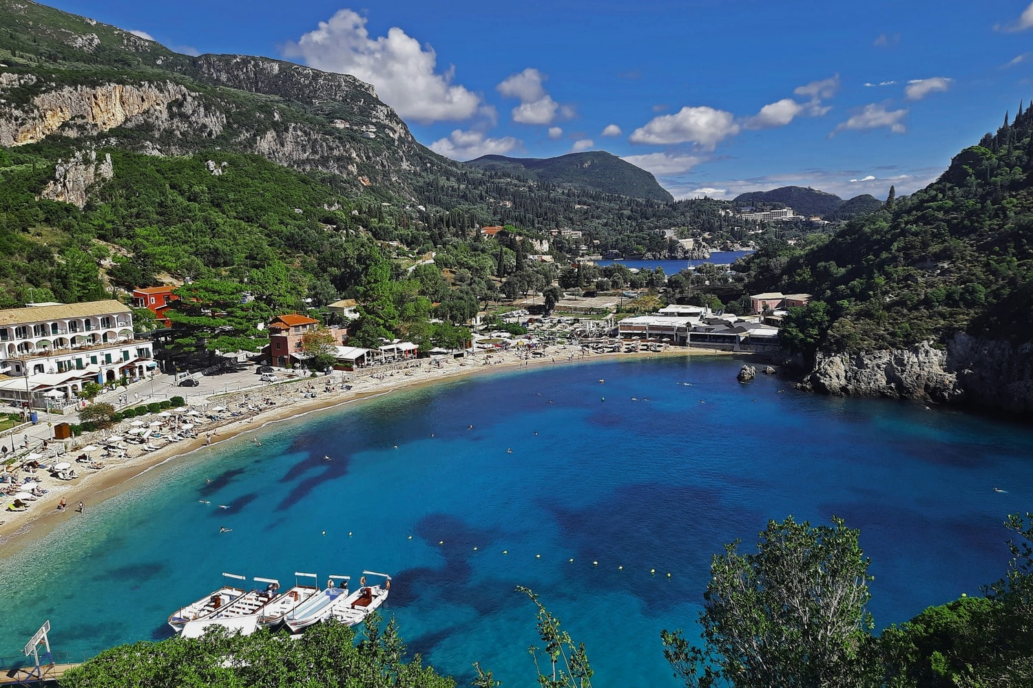 Vue de Paleokastritsa et de son monastère.