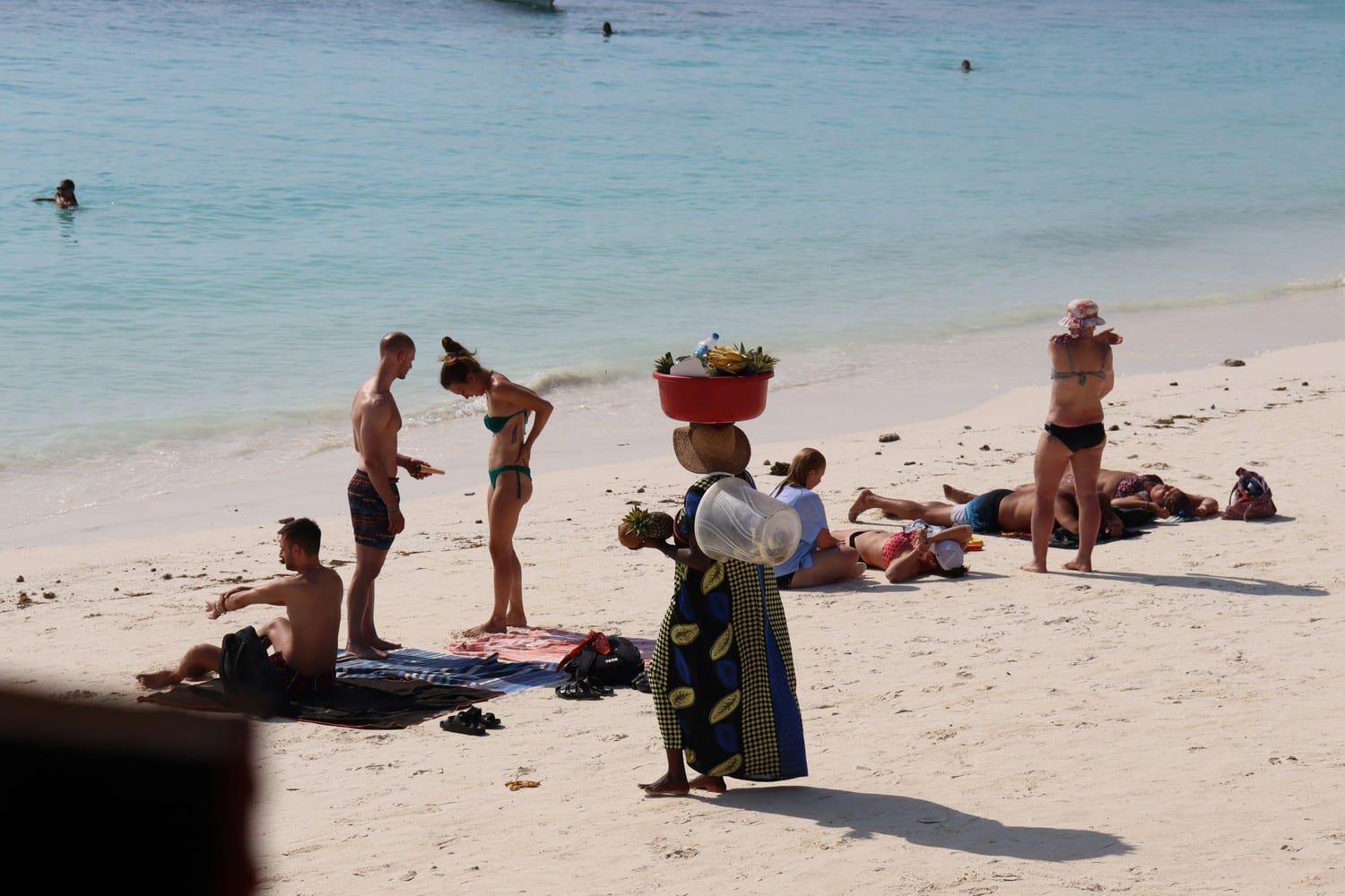 Vendeurs sur une plage de Zanzibar