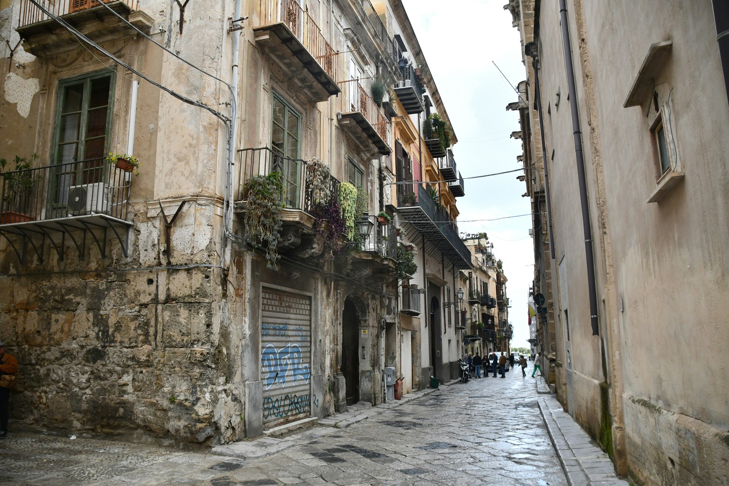 Vue d'une rue animée de Palerme, Sicile.