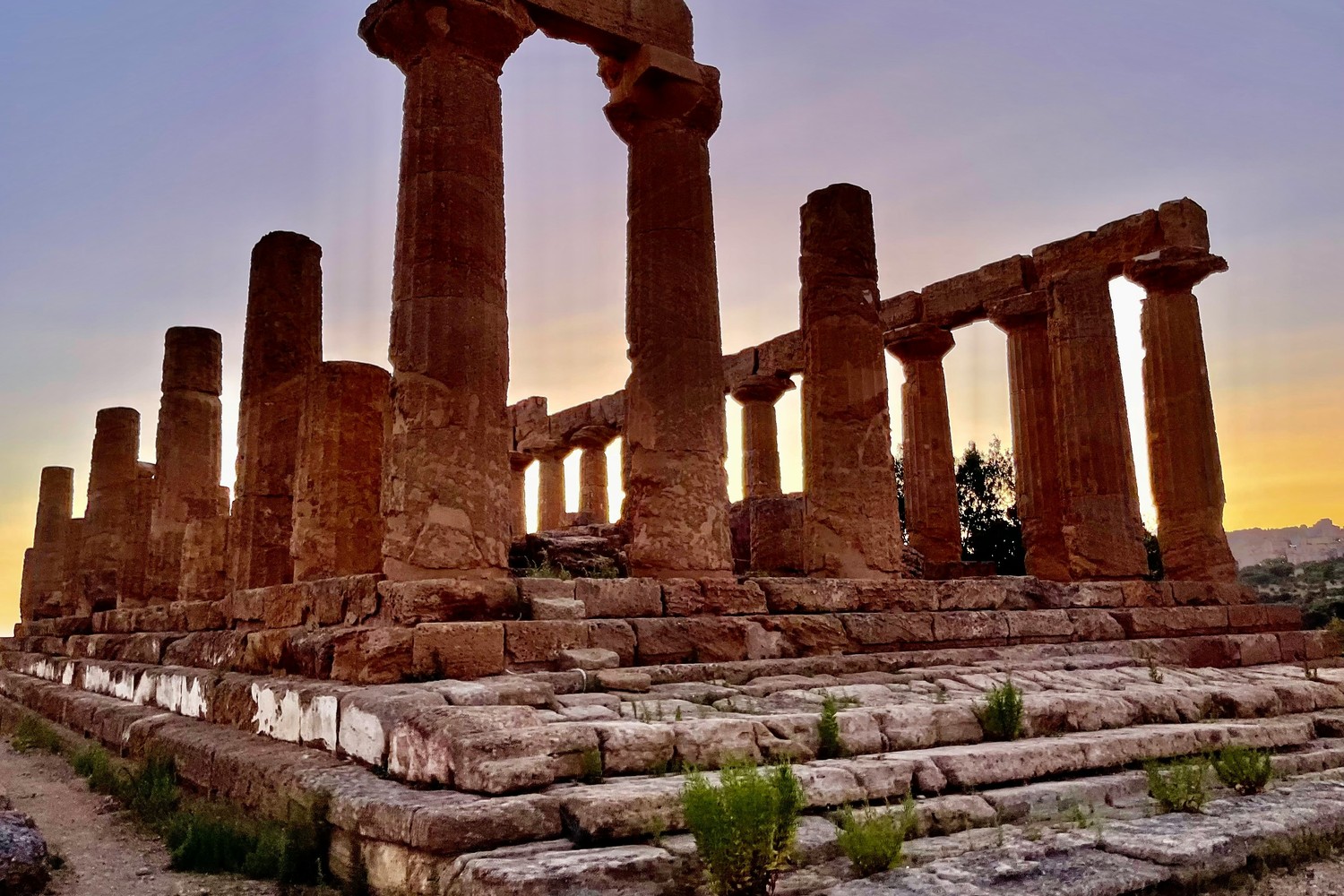 Vue des temples de la Vallée des Temples à Agrigente, Sicile.