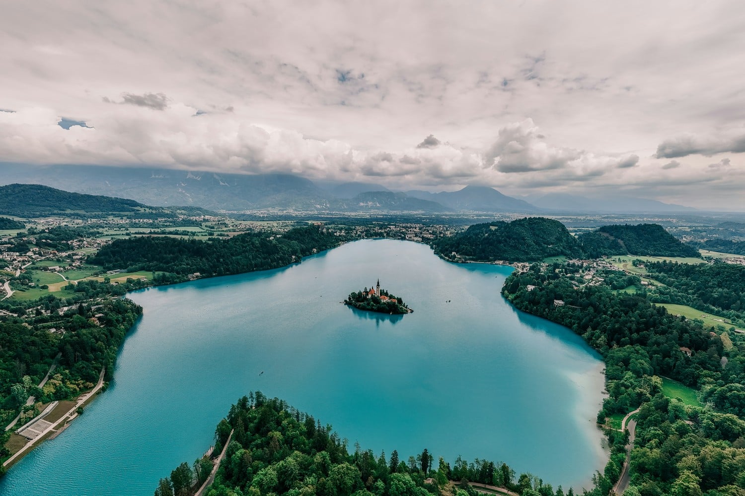 Paysage slovène typique avec montagnes et vallée.