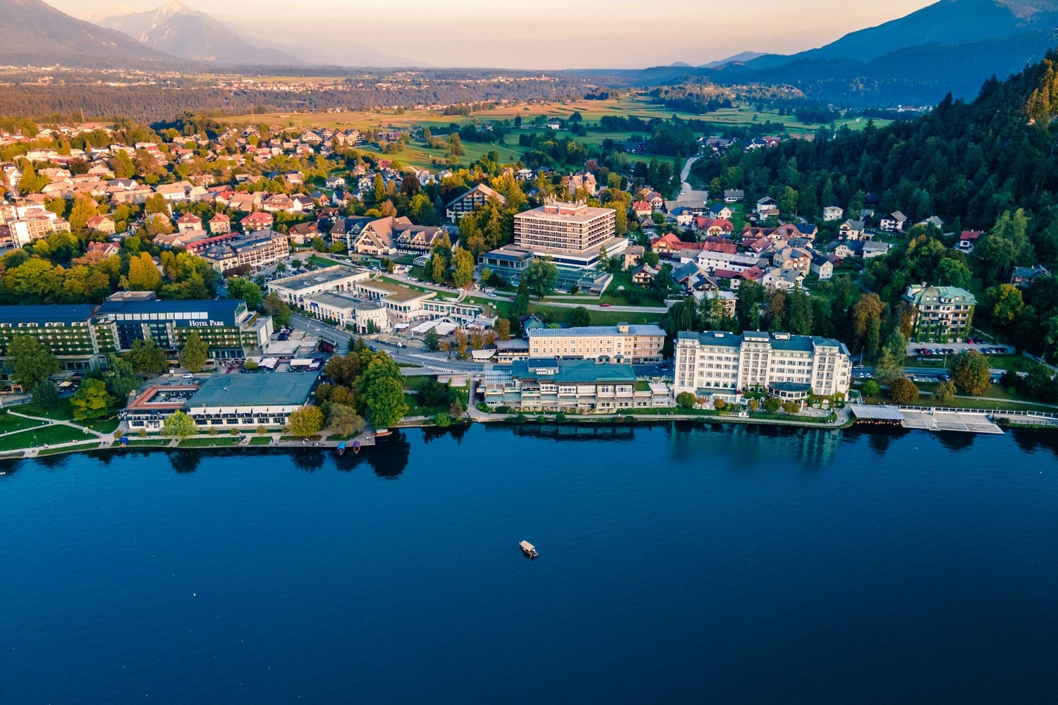 Vue aérienne du lac de Bled avec son île et son église.