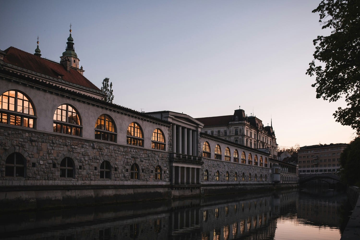 Vue du centre-ville de Ljubljana avec la rivière Ljubljanica.