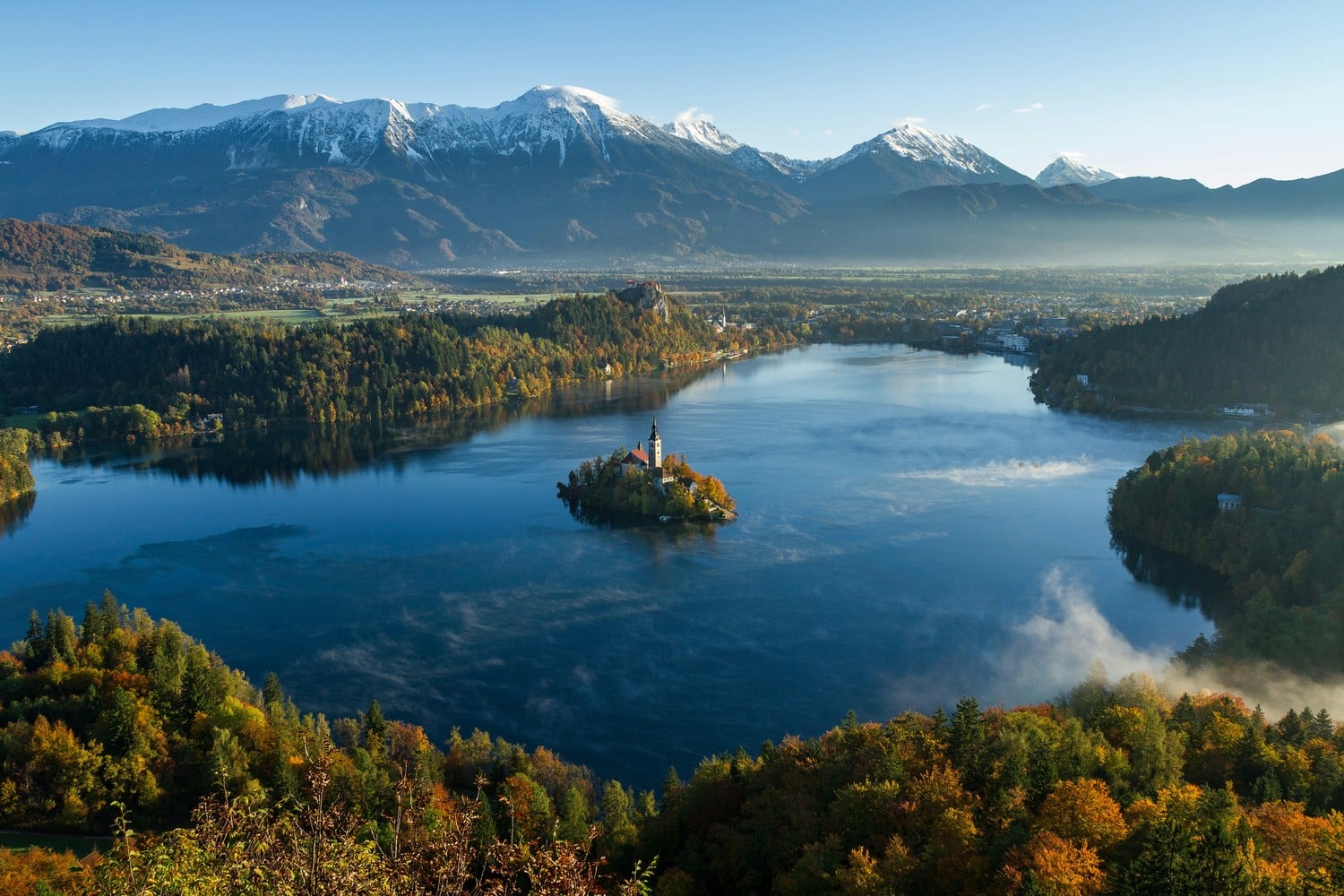 Paysage illustrant la diversité slovène, entre montagnes et côte.