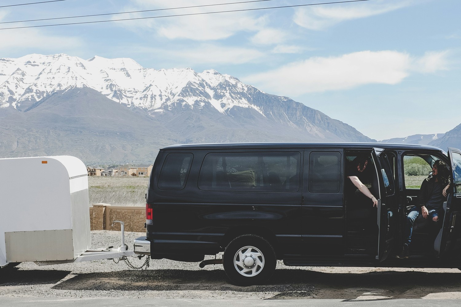 Une famille en voyage en van sur une route de montagne