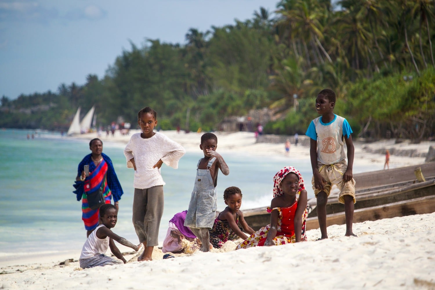 Un scooter garé sur une plage tropicale à Zanzibar