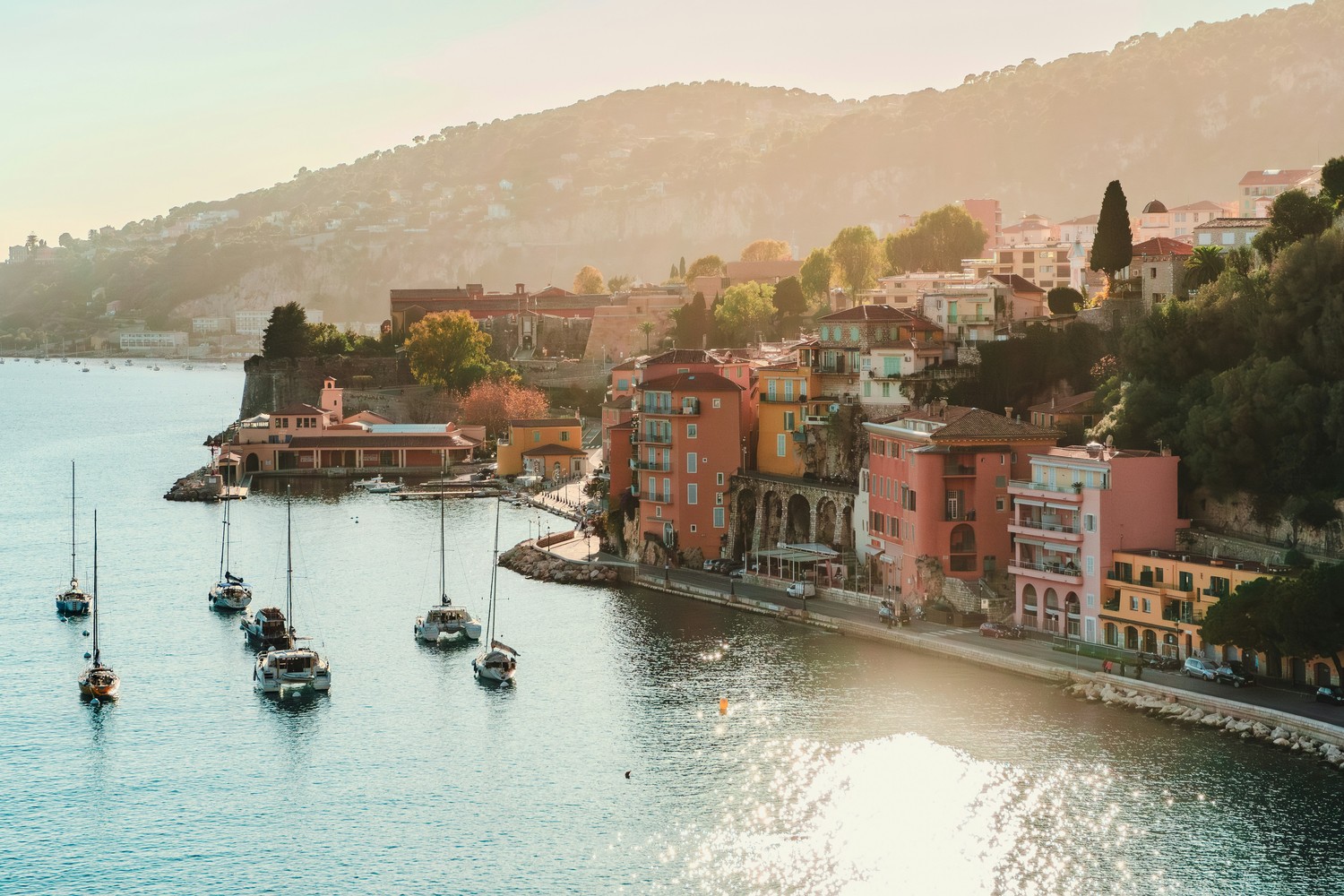 Paysage côtier ensoleillé de la Côte d'Azur