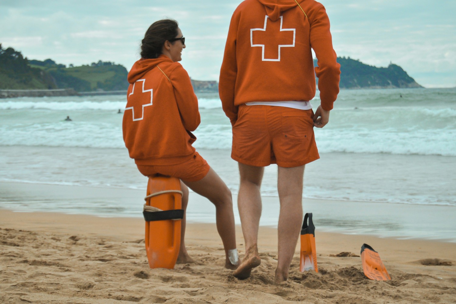 Poste de secours sur une plage méditerranéenne ensoleillée