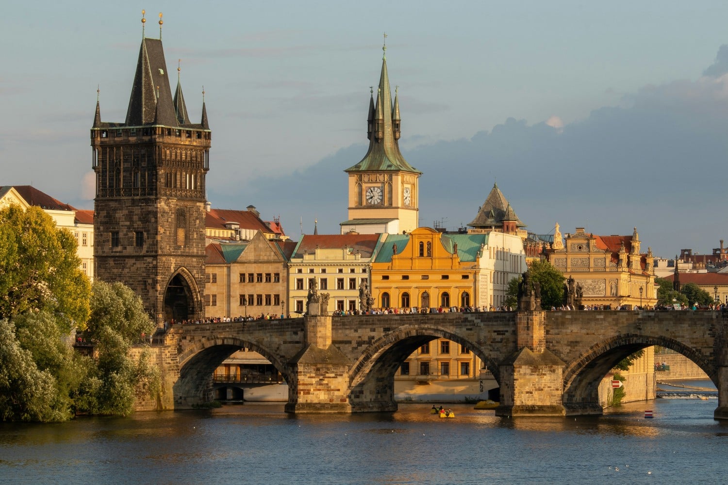 Le célèbre pont Charles à Prague au lever du soleil