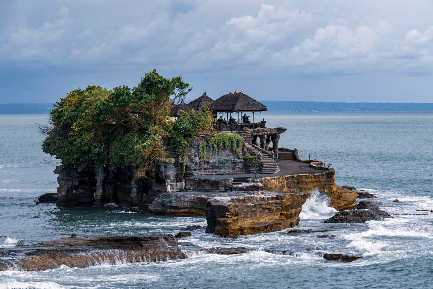 Le temple marin emblématique de Tanah Lot à Bali au coucher du soleil
