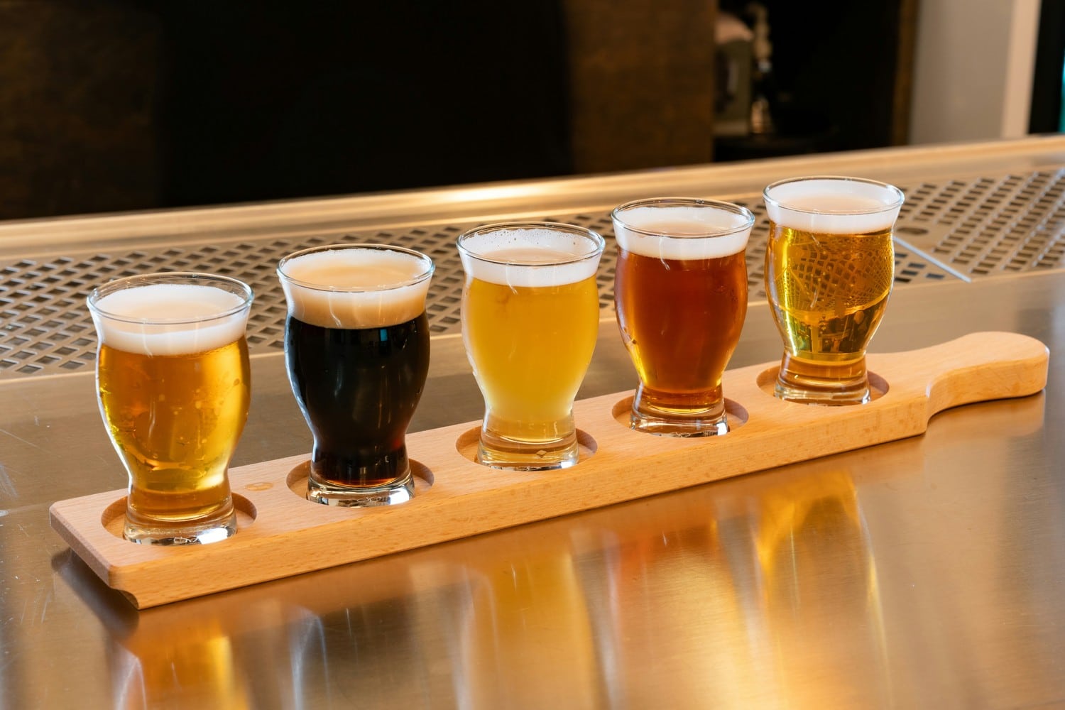 Chopes de bière sur une table en bois dans une taverne tchèque