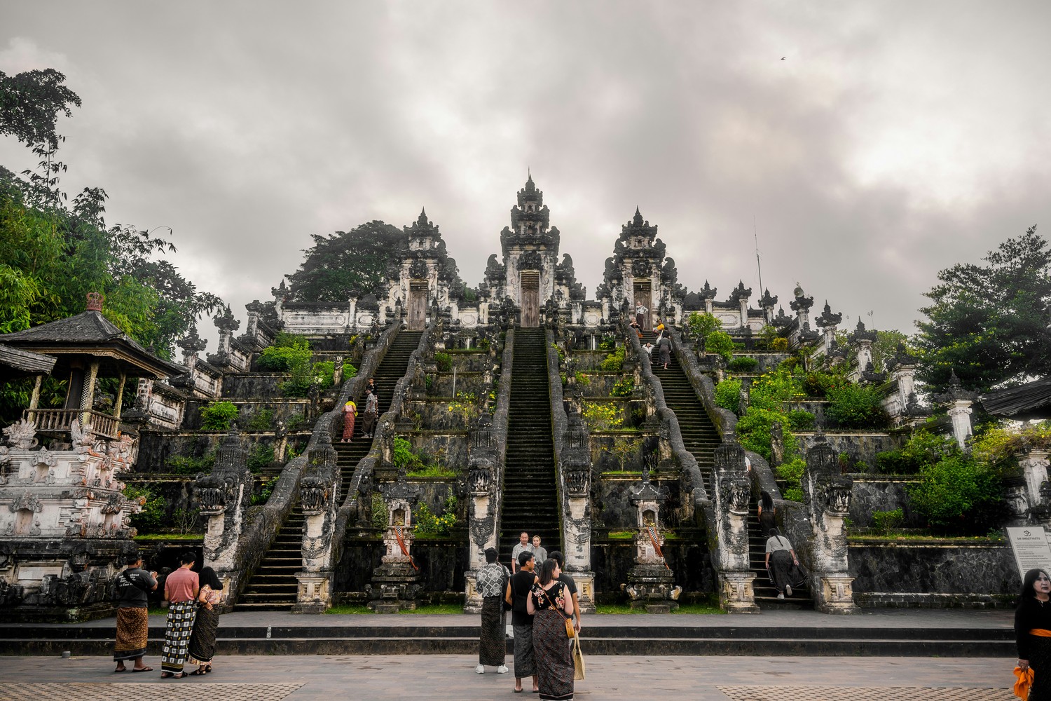 La célèbre porte céleste du temple Lempuyang avec vue sur le mont Agung