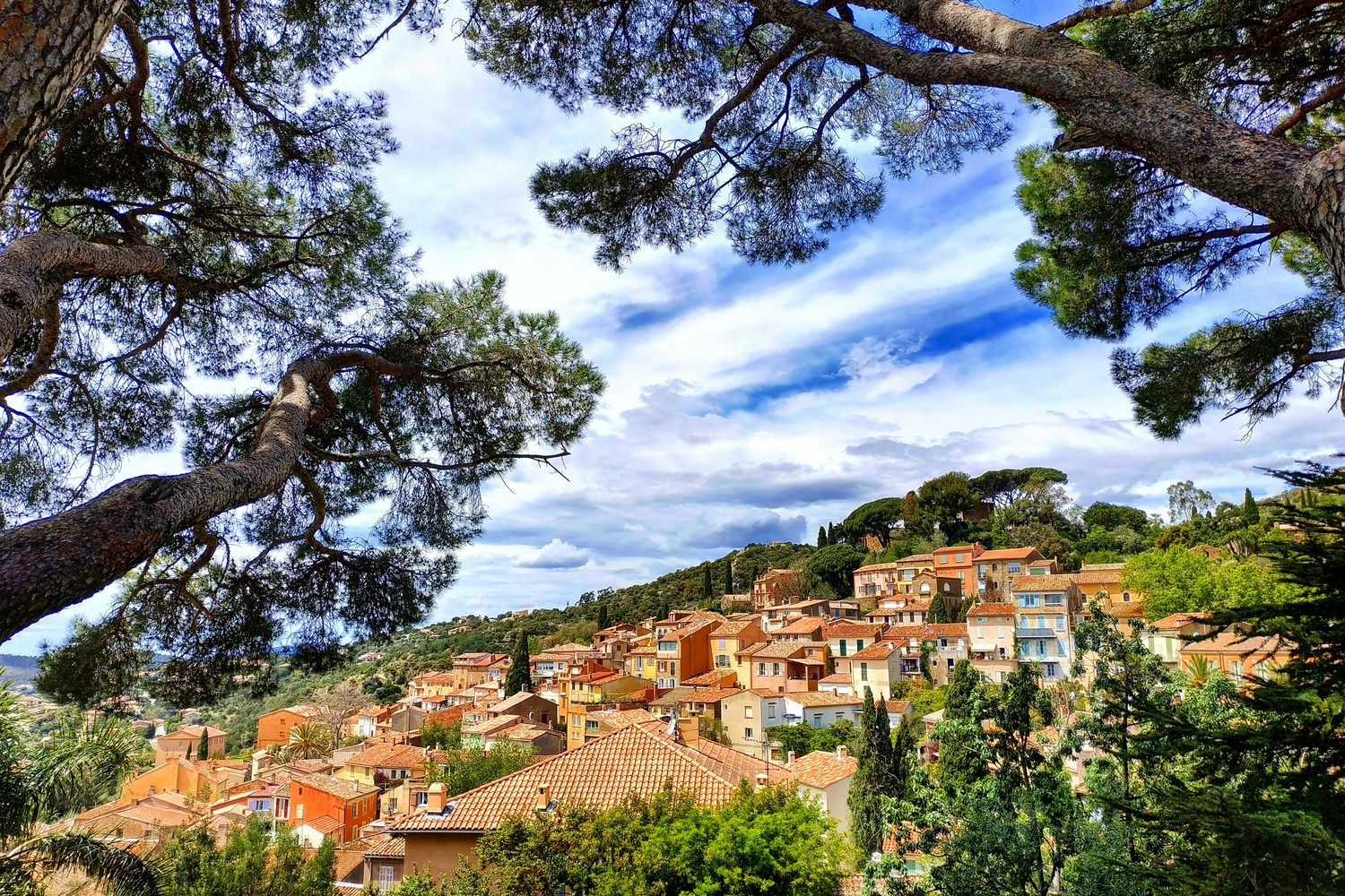 Vue pittoresque des rues fleuries du village de Bormes-les-Mimosas