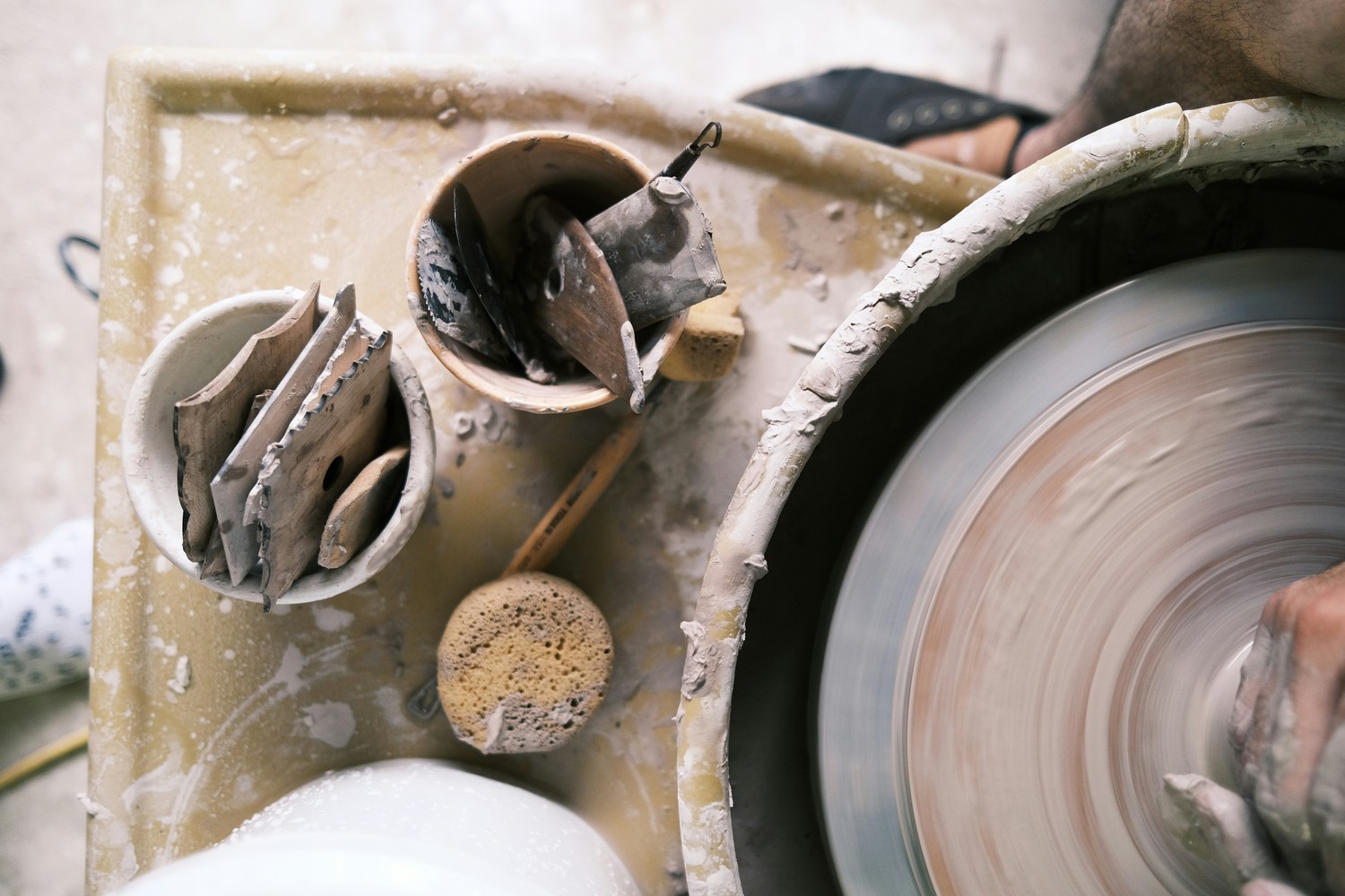 Poterie artisanale traditionnelle dans un atelier à Anduze