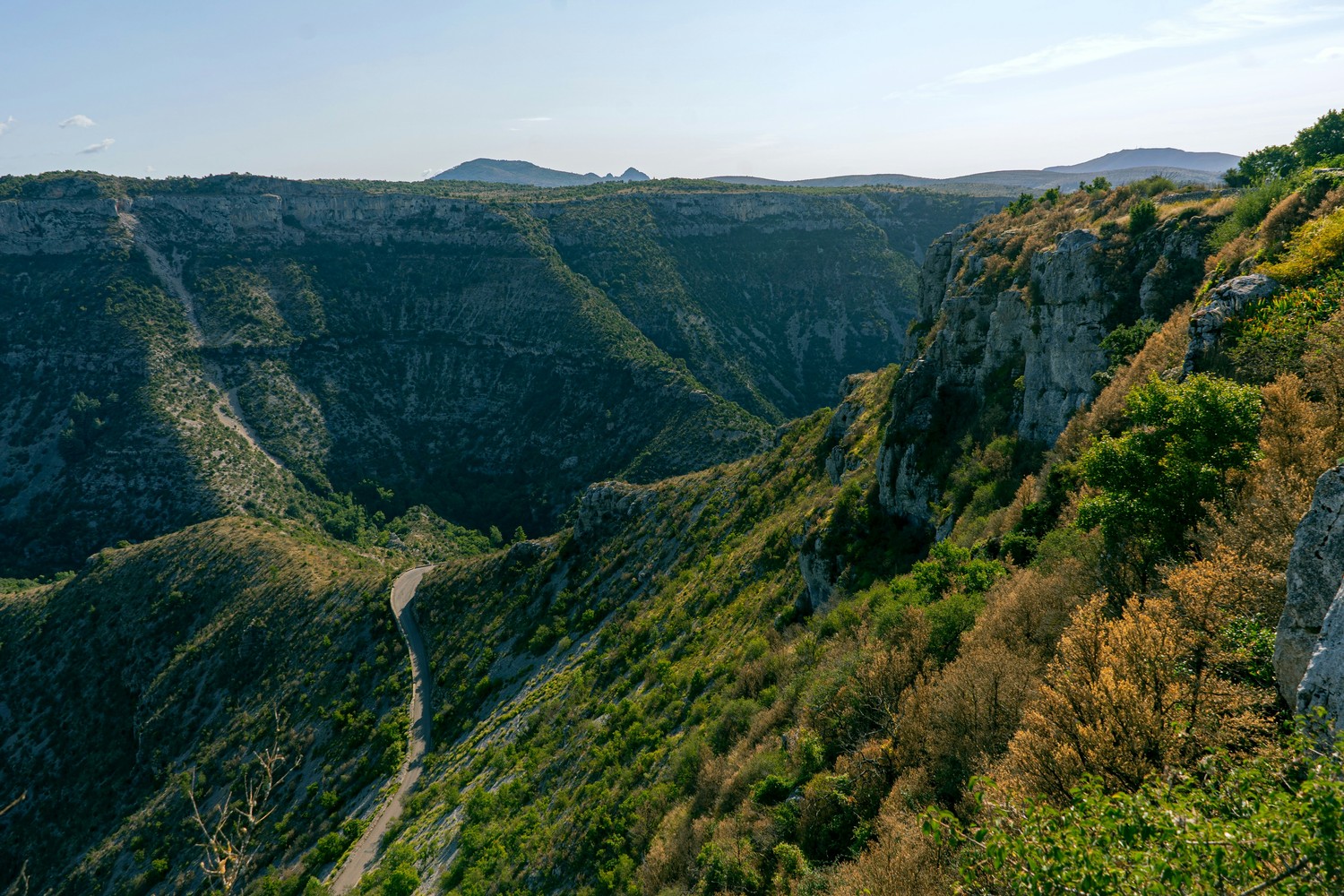 Paysage naturel de rivière et collines autour de Florac