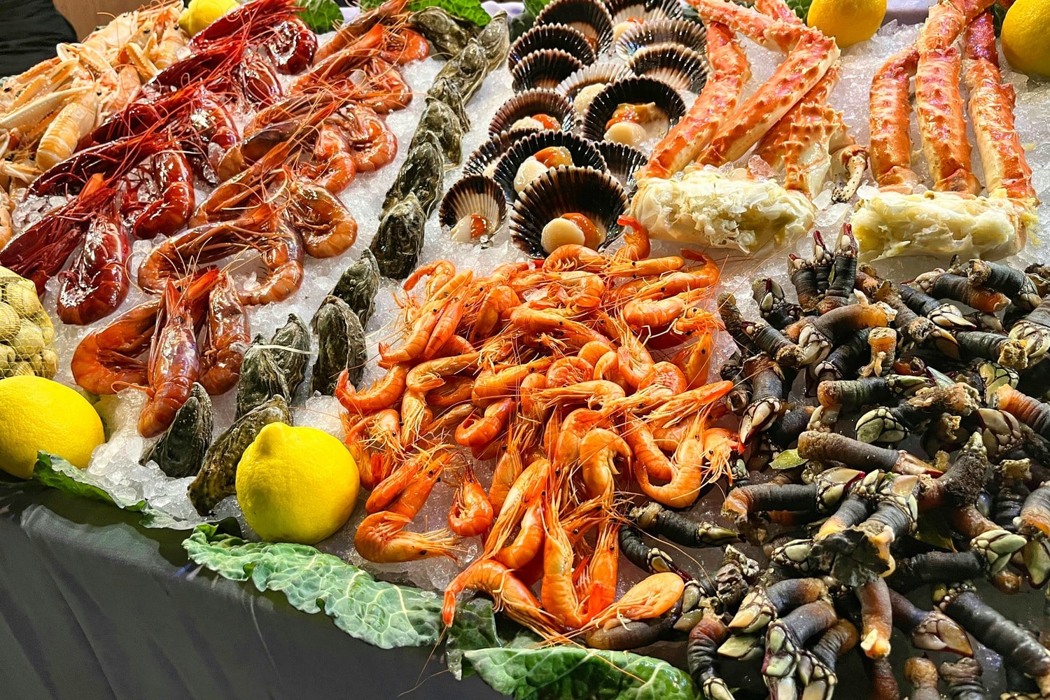 Plateau de fruits de mer frais sur une table de restaurant
