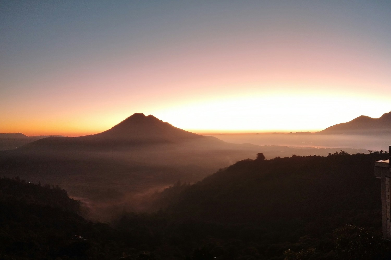 Lever de soleil depuis le sommet du volcan mont Batur