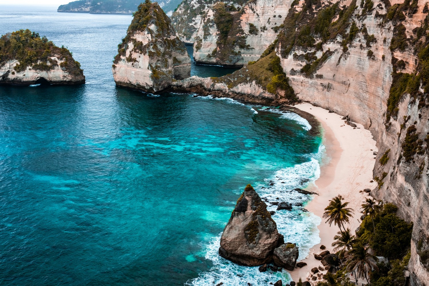 Plage sauvage en contrebas d'une falaise dans la péninsule de Bukit