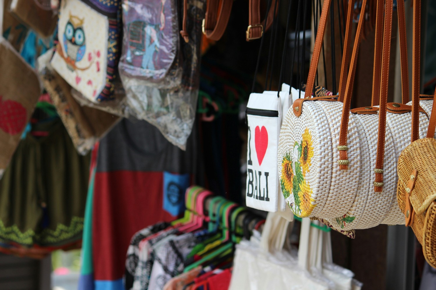 Artisanat traditionnel et ambiance colorée au marché d'Ubud