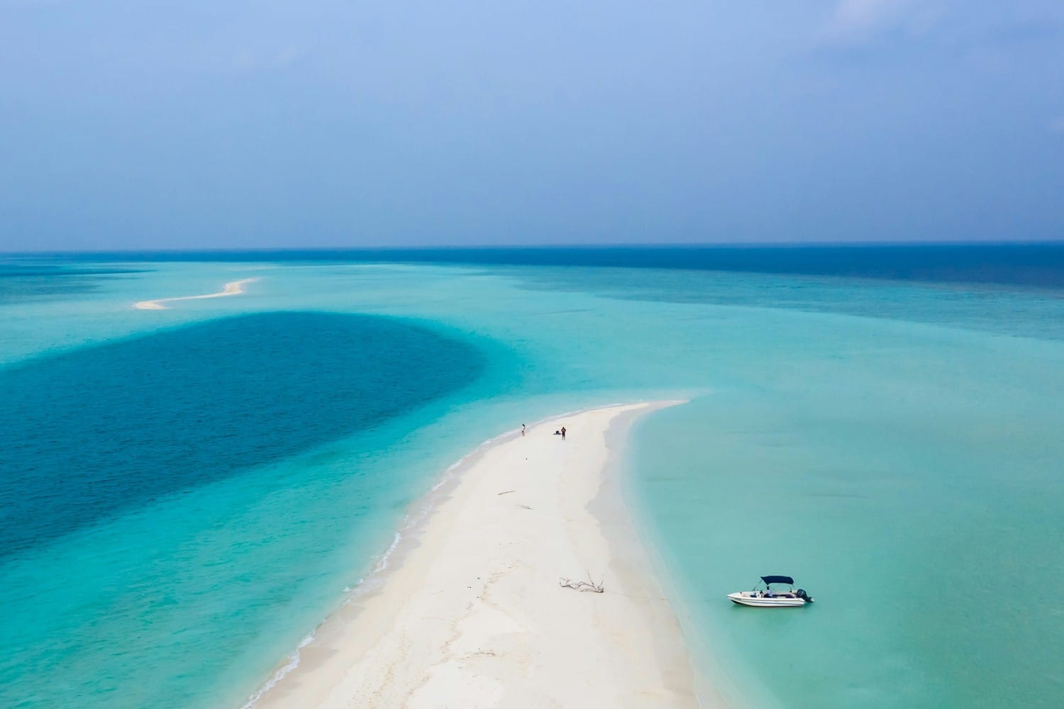 Vue aérienne d'une île paradisiaque aux Maldives entourée d'un lagon turquoise
