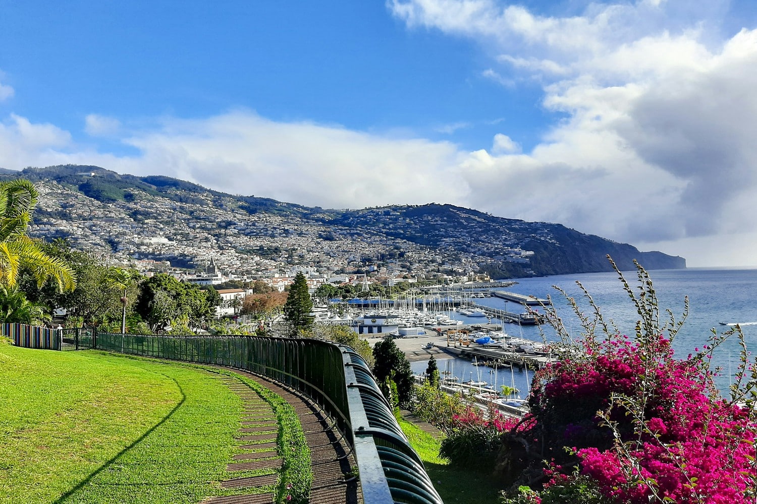 Vue panoramique sur la ville de Funchal et la côte de Madère
