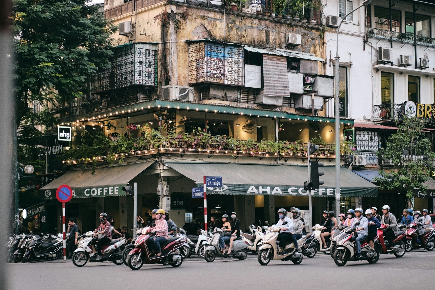 Vue animée des rues du vieux quartier de Hanoï
