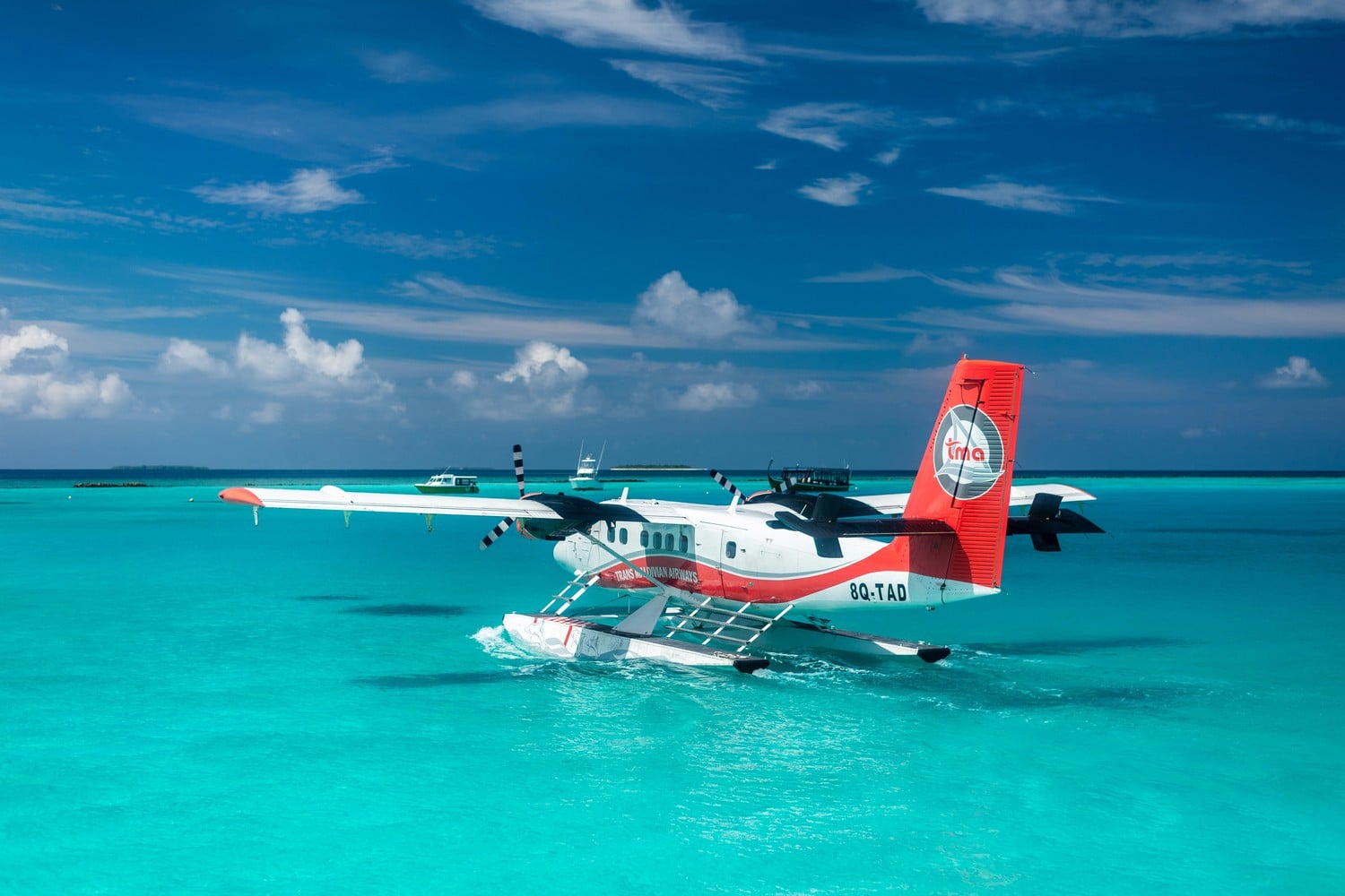 Hydravion survolant les atolls des Maldives