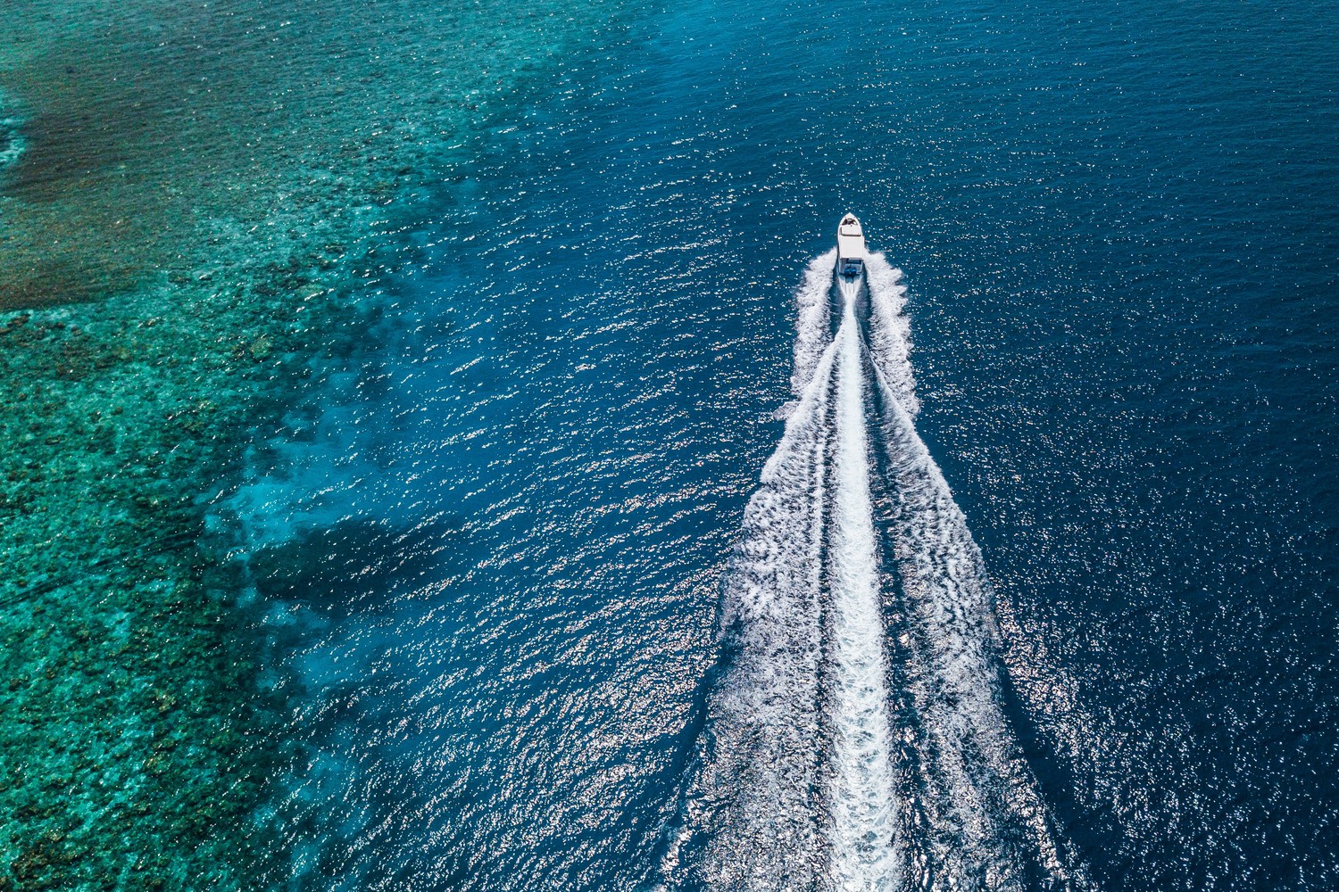 Bateau rapide naviguant sur les eaux cristallines des Maldives