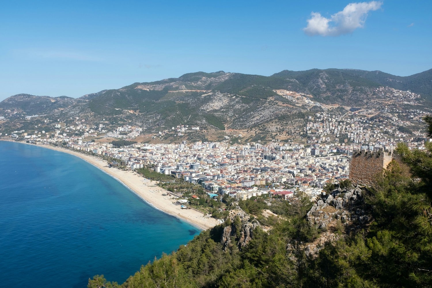 Plage méditerranéenne ensoleillée au printemps
