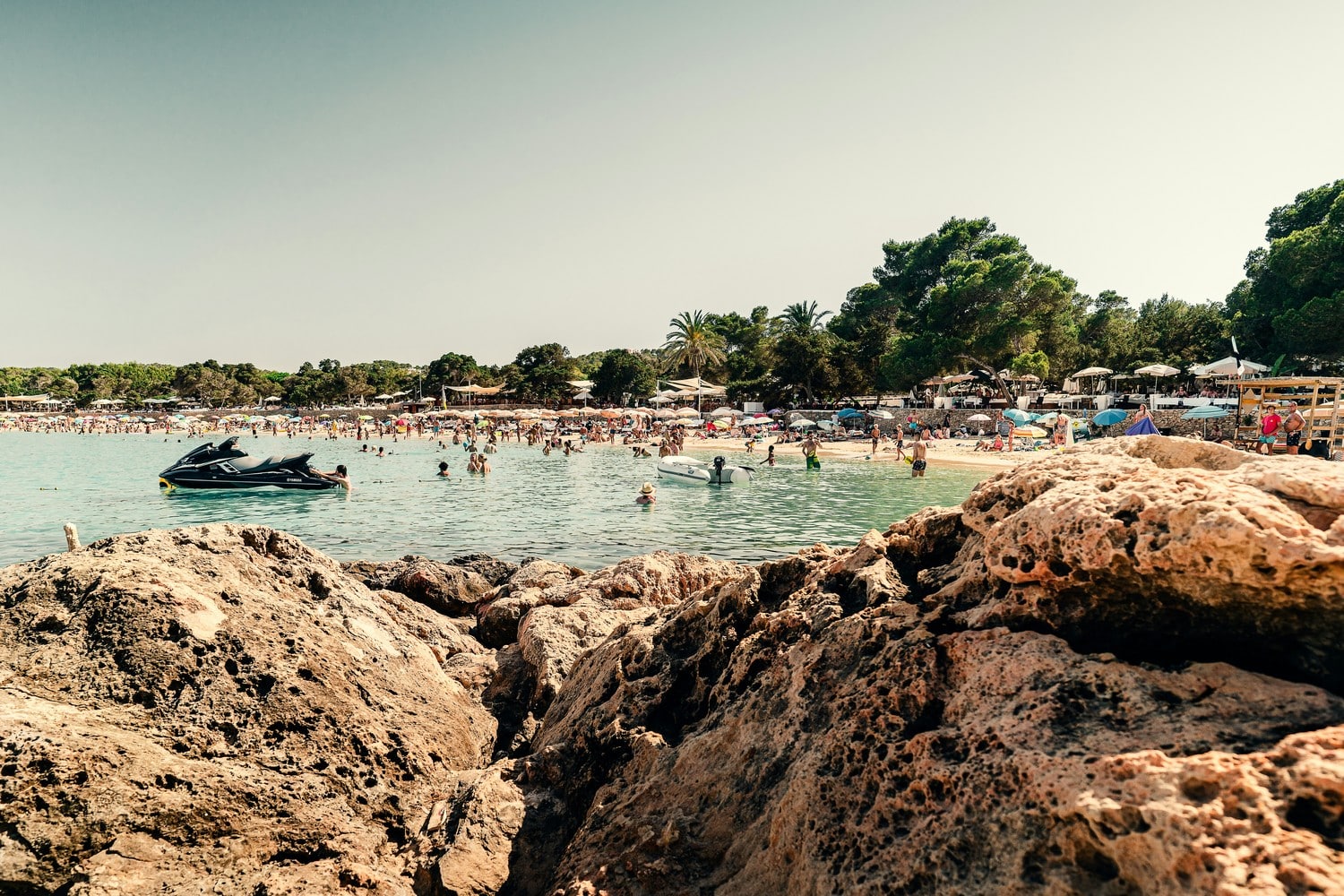 Plage méditerranéenne très fréquentée en été